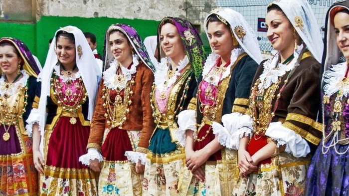 Donne con costume tipico della Sardegna